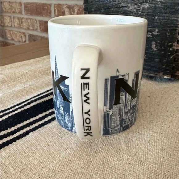 2005 Starbucks Skyline Series New York Mug
